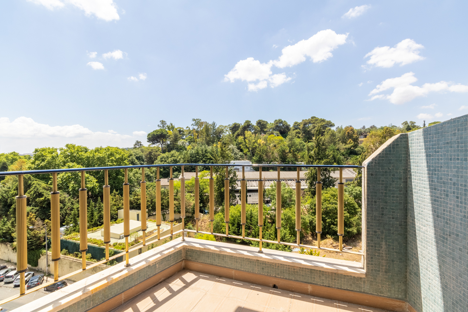 Laranjeiras | Apartamento T2 Remodelado com varanda junto ao metro